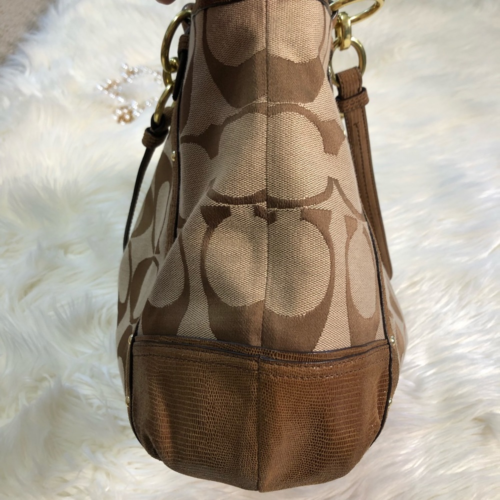 Large Coach Signature Logo Handbag With Gold Hardware - Picture 8 of 16